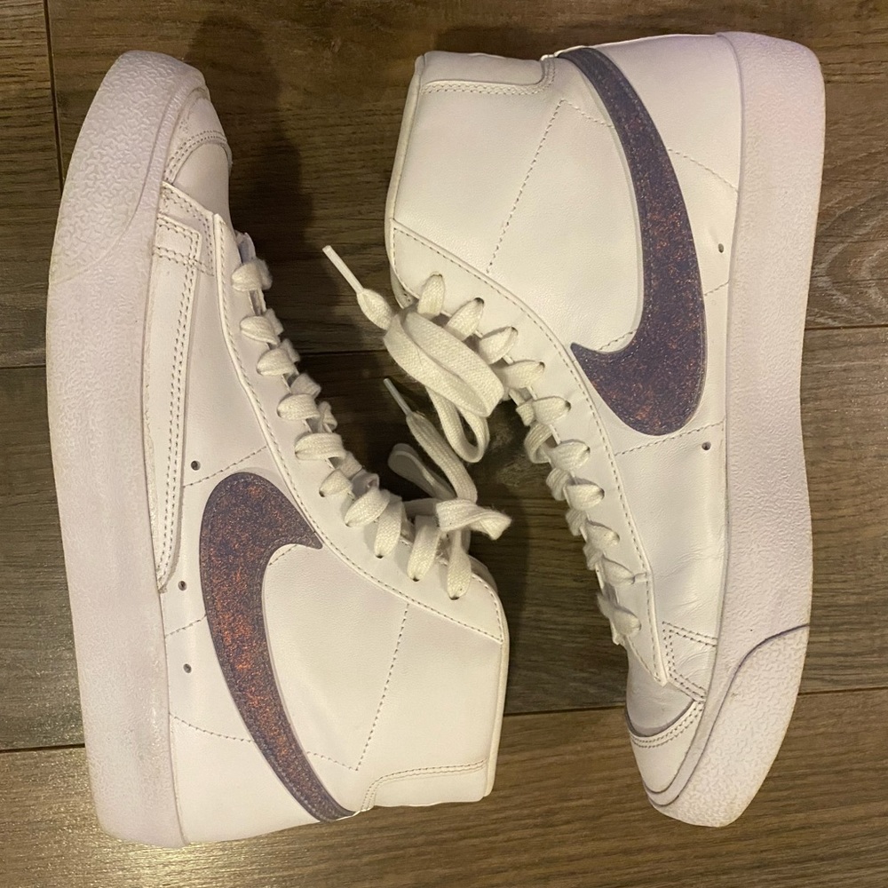 WOMEN'S NIKE BLAZER MID '77 ESSENTIAL
WHITE/CANYON PURPLE SIZE 10